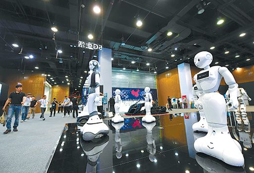 ▲在中国科技馆“5G连接未来”展览现场，几台智能机器人可与看展的观众进行互动。和冠欣/摄