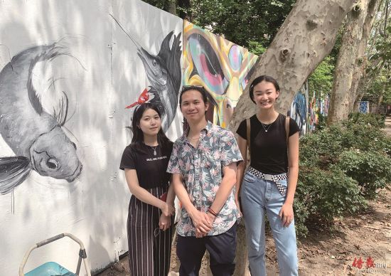 图为蔡陈林与助手梁杏紫（左）和孙睿瑶（右）在壁画创作现场。