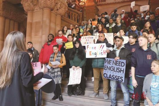多个成人英文教育机构日前于州议会集会，呼吁争取2500万元的拨款。 （纽约成人识字扫盲联盟提供）